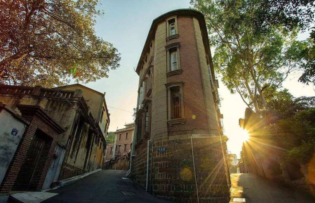 对厦门鼓浪屿景色的描写,鼓浪屿在厦门的哪个地方