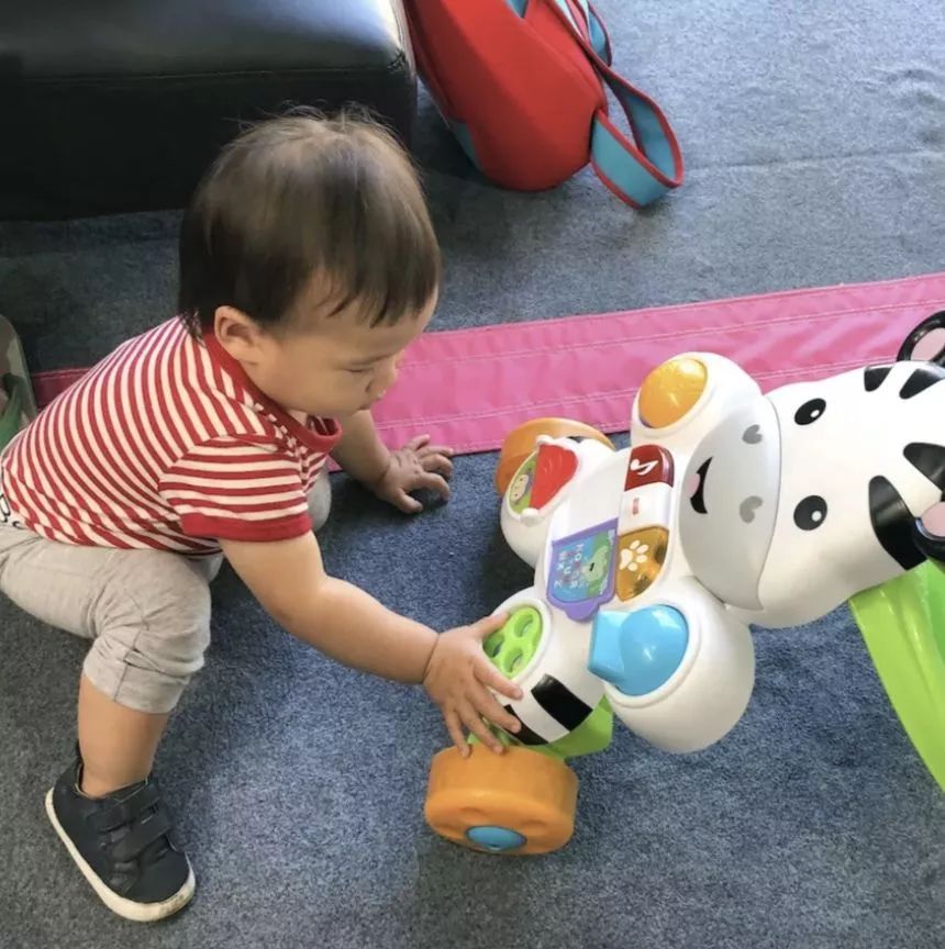 多大适合给孩子穿鞋了,小孩穿鞋好还是光脚好