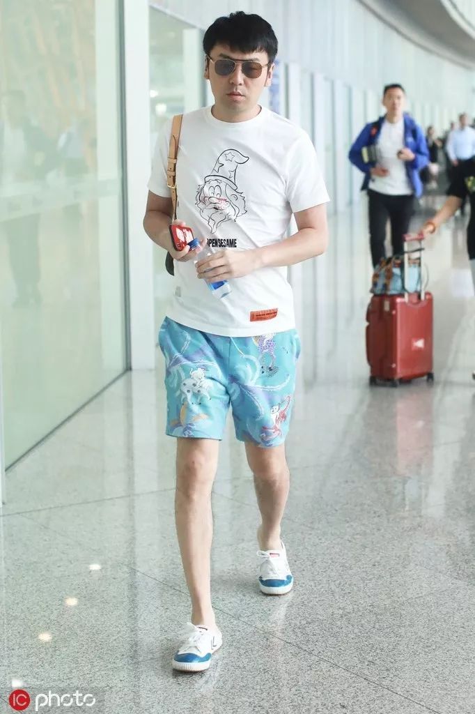 宋茜的衣服为什么这么高,宋茜一身醒目的白色套装