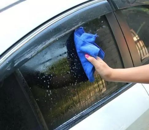 雨天汽车前挡玻璃内模糊怎么清理,前挡玻璃擦不到怎么办