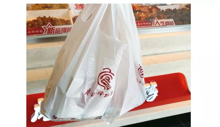 已实测！成都人吃了26年的廖记棒棒鸡开卖中式汉堡！10多块钱居然能买正版漫威...这一波跨界骚操作你打几分？