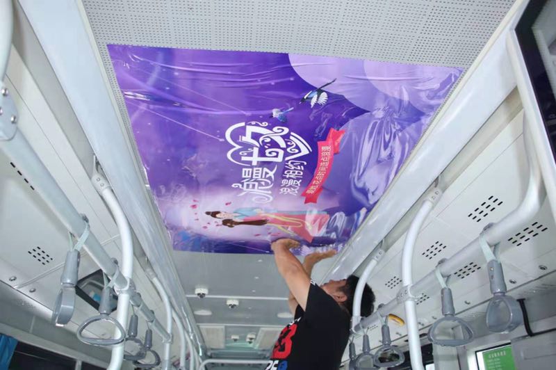 郑州这辆公交上送礼物啦，玫瑰手链玩偶样样全