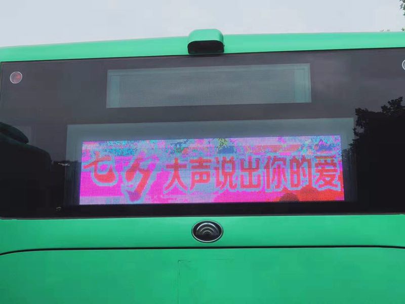 郑州这辆公交上送礼物啦，玫瑰手链玩偶样样全