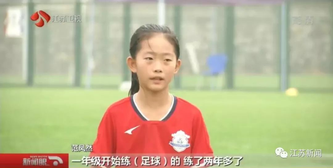 穿不起专业球鞋，9岁的她是足球场上唯一的女生：我们穷但也有梦想