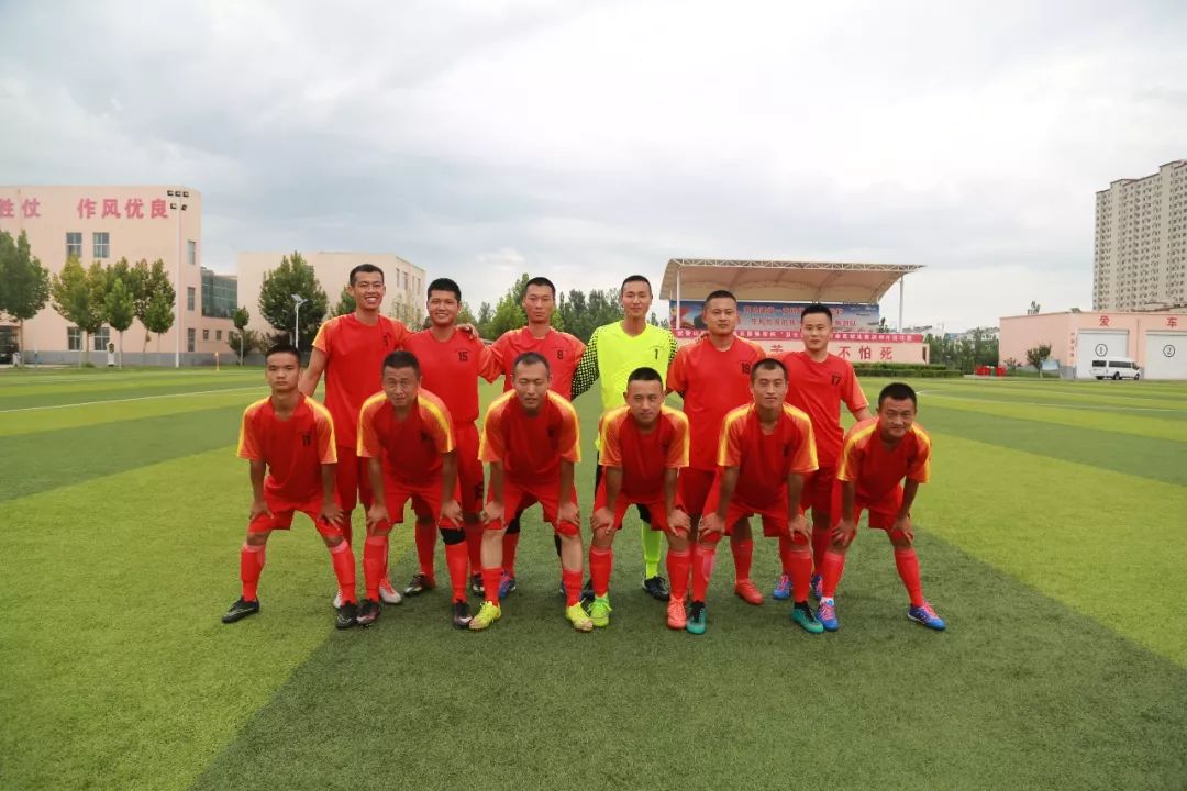 强军杯“卫士动力”业余足球比赛上演强强对决,*警武**聊城支队首先抢得出线主动权