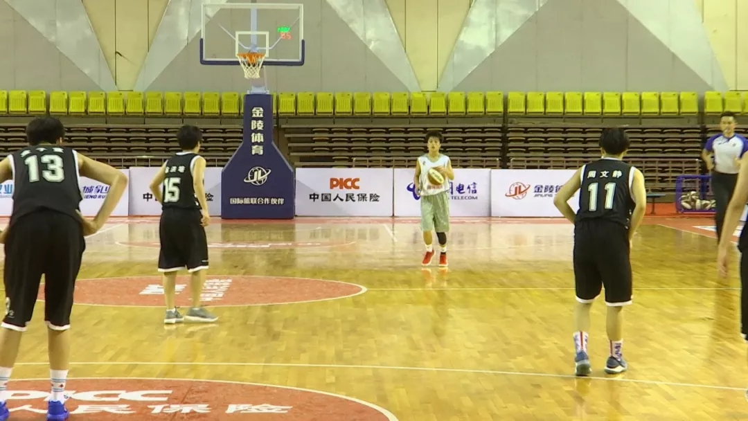 把爱藏进篮球里,把爱藏在无人触及的角落