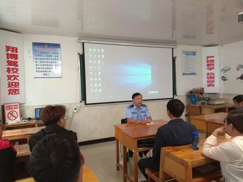 交警积极开展轻微交通事故处置,交警全力压降事故