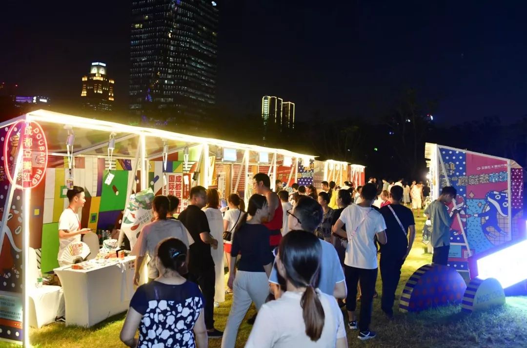 一场狂欢盛会，让成都人记住什么叫做五光十色、安逸好耍的“豆瓣红”