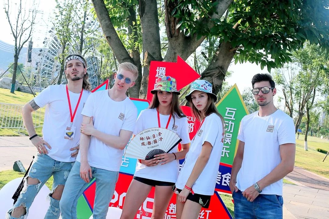 一场狂欢盛会，让成都人记住什么叫做五光十色、安逸好耍的“豆瓣红”