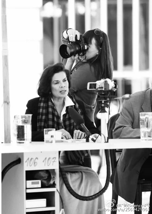 比起穿黑婚纱结婚，她们还可以更酷