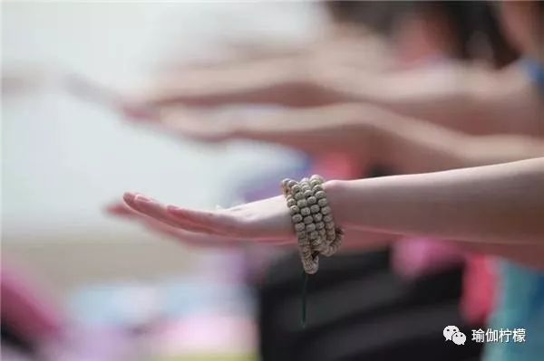 做瑜伽轮式之前的热身体式,空中瑜伽腹部核心热身体式