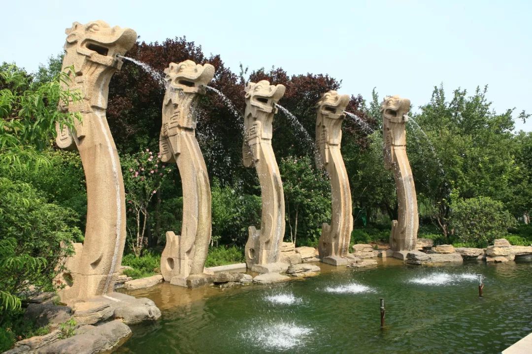 五龙潭泼水节全景图,济南五龙潭第八届泼水节