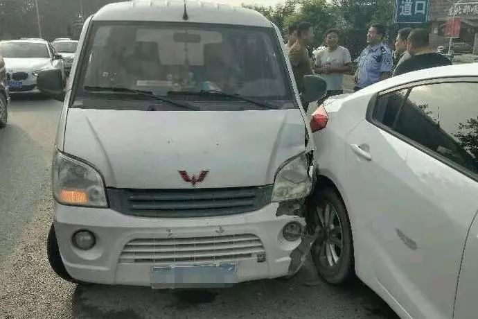 清晨，栾城多辆汽车“相拥”为哪般？