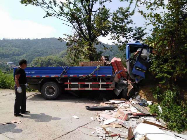 岳西姚河：大货刹车失灵撞路边，车头严重变形
