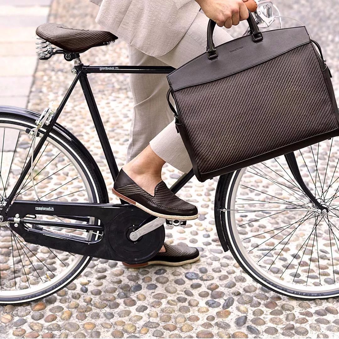 没机会参与严肃社交的男人，当然不会在乎自己的包是否体面｜基本款