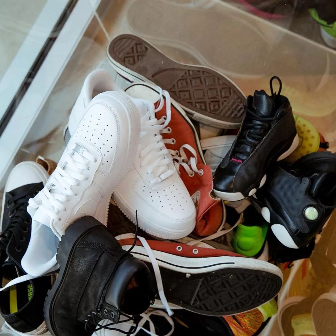 他们买到了伦敦旧货市场的半价满天星，和国内官网1999的AirYeezy