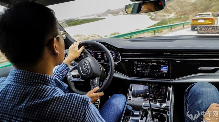 q8奥迪2022款试驾视频夜间,宝马x5和奥迪q8试驾哪个更值