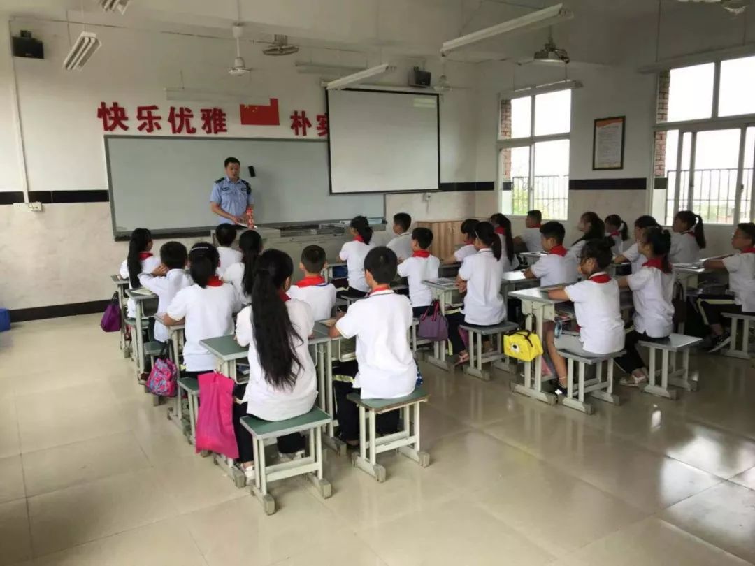 开学啦!璧山公安送来“平安礼”