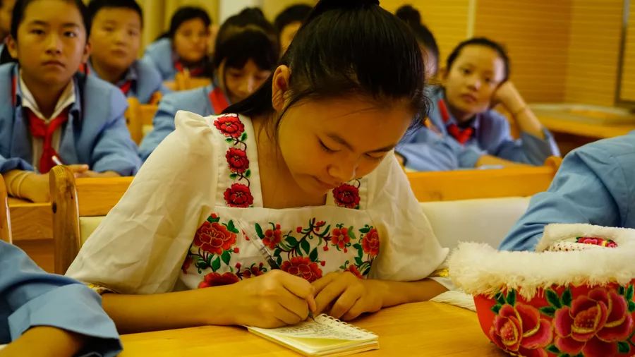 「壮丽70年•奋斗新时代」红色基因代代相传，宾川革命英烈红军小学开学第一课这样上