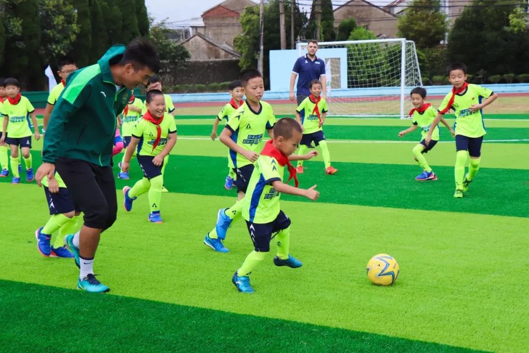 海岛小学的开学第一天，收到的礼物是一座足球场！