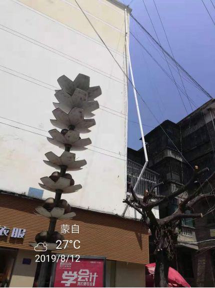 火车开在人行道？大井这里有跟管子要断了！万联茗景、银河小区不动产证等6个答复来了…