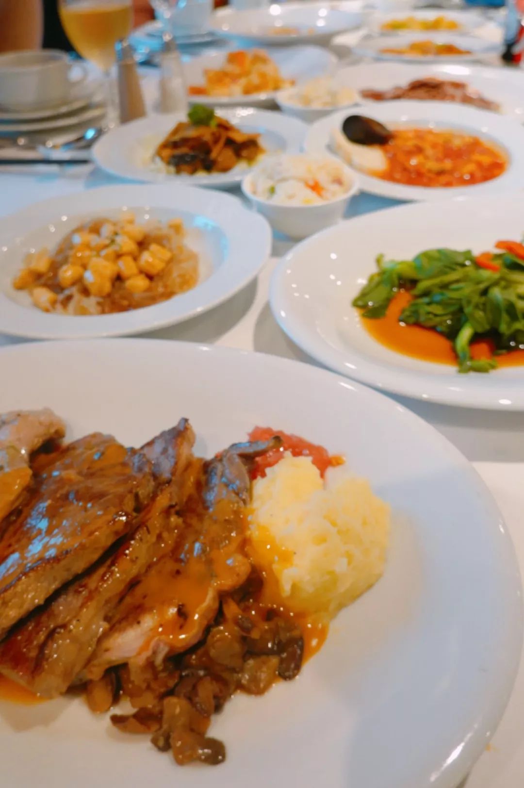 镶嵌47400颗水晶的楼梯花2千万登上这艘船的20万人都来打卡拍照