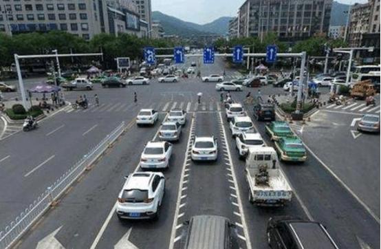 开车看到带锯齿的车道一定要小心,新手路上遇到锯齿车道