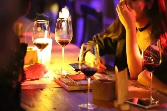 “文艺混血范”仅需138元抢胡桃里超值套餐，招牌酸菜鱼+茶树菇炒腊肉+葡萄酒等，美食美酒一站式搞定