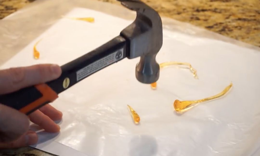 你吃的硬糖都是玻璃，所以能做成迷惑科学家400年的超硬玩具