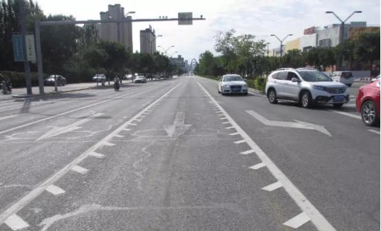 开车走锯齿车道有啥要求,右车道锯齿车道该怎么走