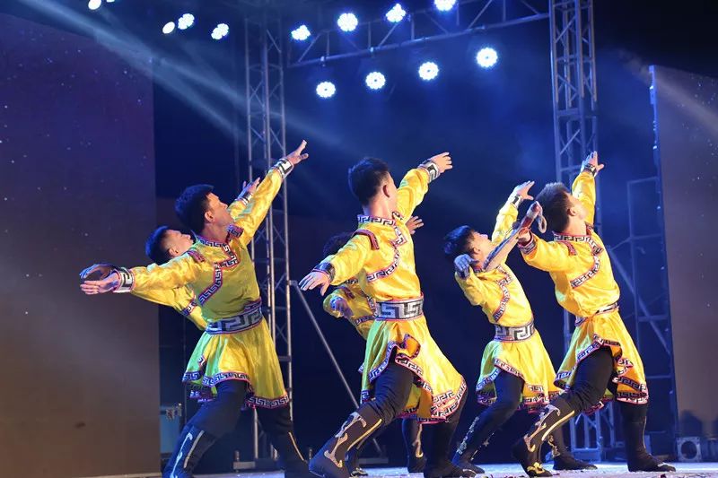 礼赞二十大讴歌新时代文艺演出,礼赞新中国奋进新时代文艺演出