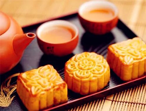 中秋节各地吃月饼习俗,中秋节吃月饼吃螃蟹