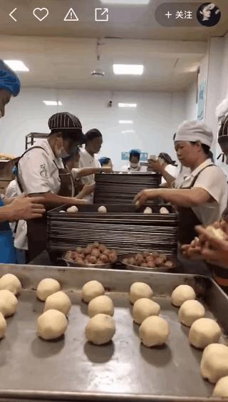 买月饼排队,一年一度买月饼排队开始了