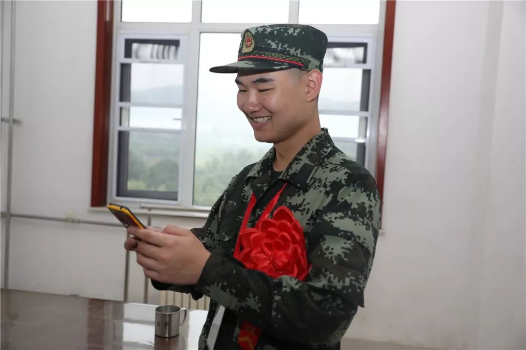 新战友穿着21式军服入营,上等兵在部队的日常生活