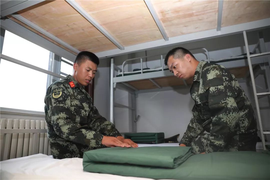 新战友穿着21式军服入营,上等兵在部队的日常生活