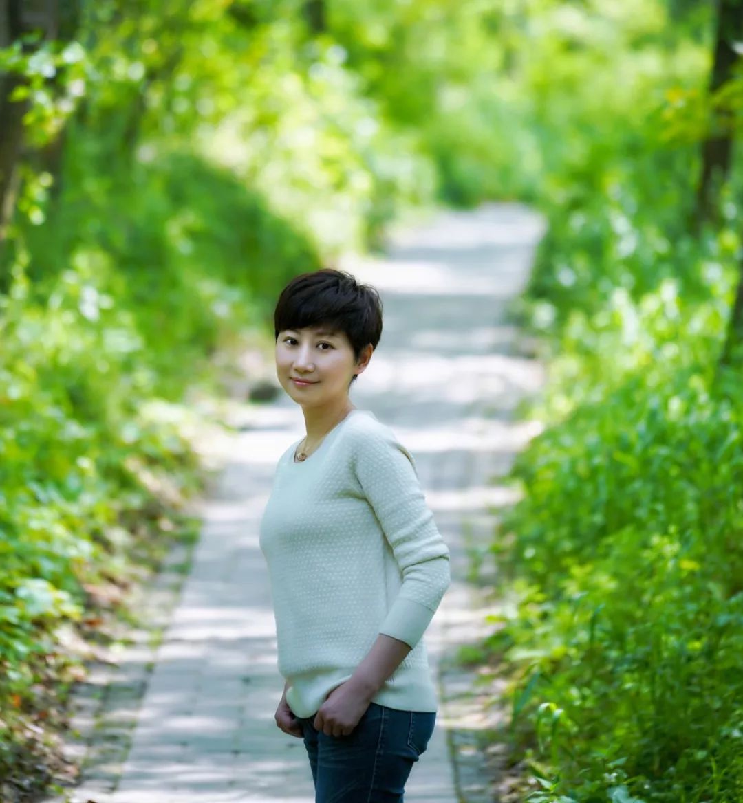 关于月亮的古诗10首简单小学,关于月亮的四首古诗简单