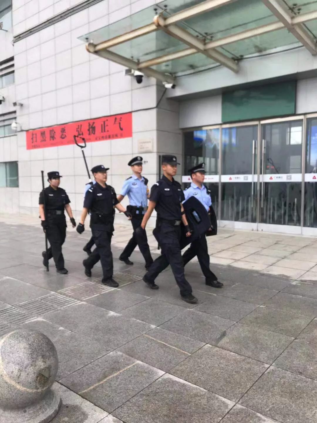 中秋我在岗公安团圆饭,中秋佳节我在岗万家灯火我守护