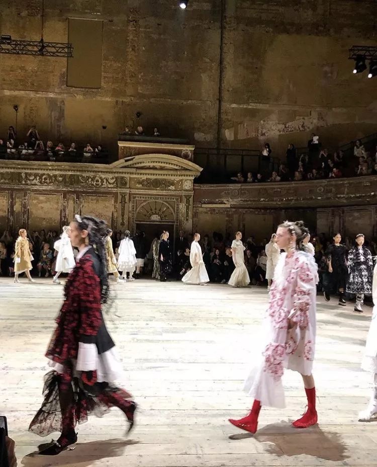 丝绸吊带长裙巴黎时装周,simonerocha泡泡裙