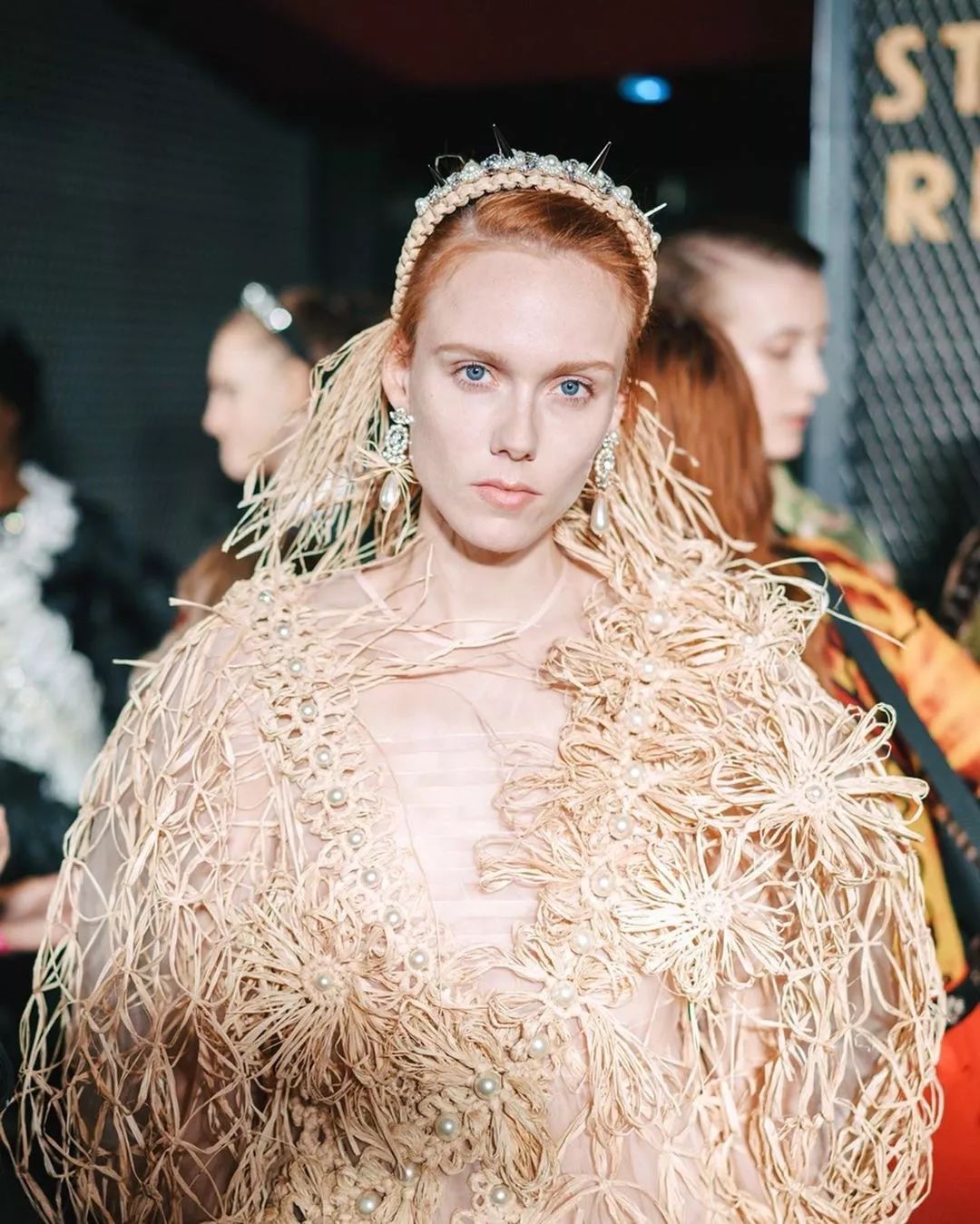 丝绸吊带长裙巴黎时装周,simonerocha泡泡裙