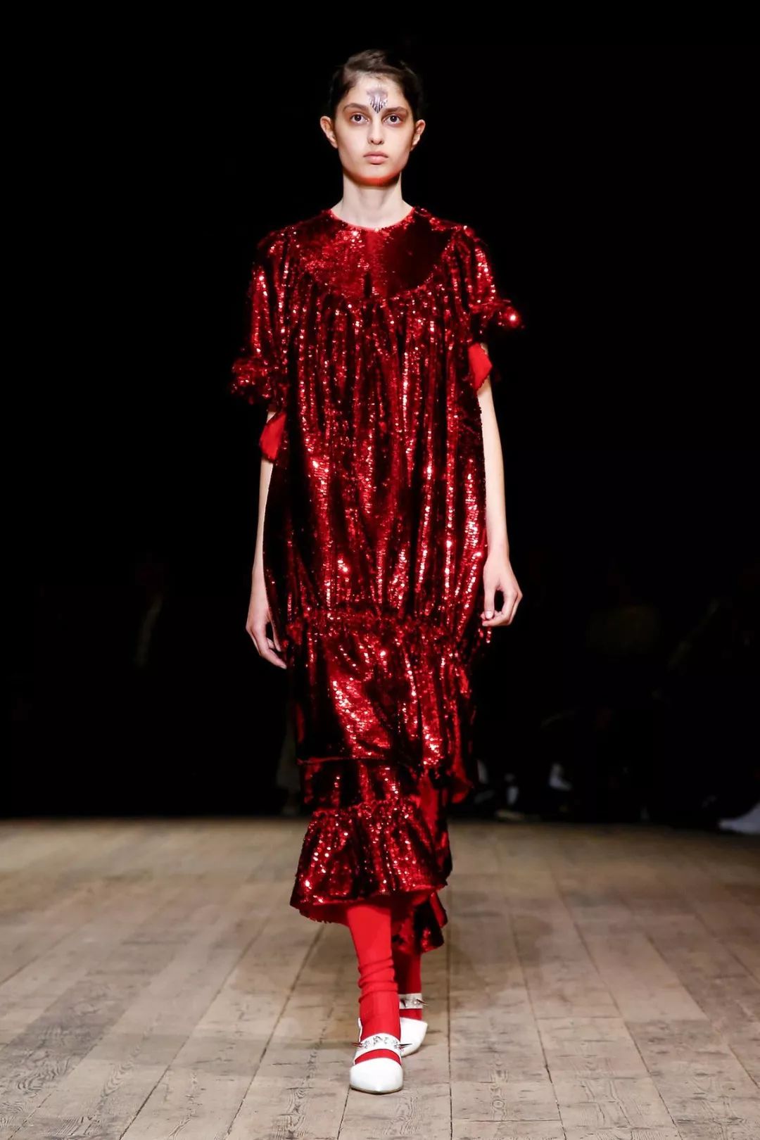 丝绸吊带长裙巴黎时装周,simonerocha泡泡裙