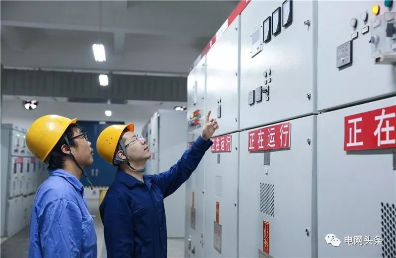 老人攥着一张小纸条，一见供电员工就塞进他手里…