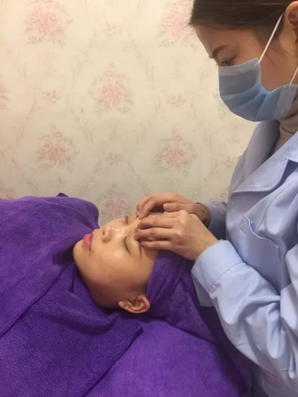 祛眼袋后卧蚕过于肥大怎么改善,眼袋卧蚕怎么消除简单方法