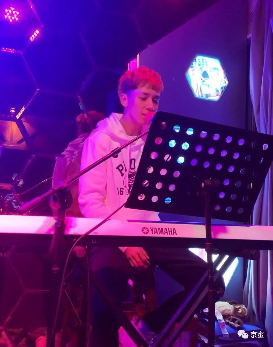 后海悦界酒吧男驻唱,后海适合一个人去的酒吧