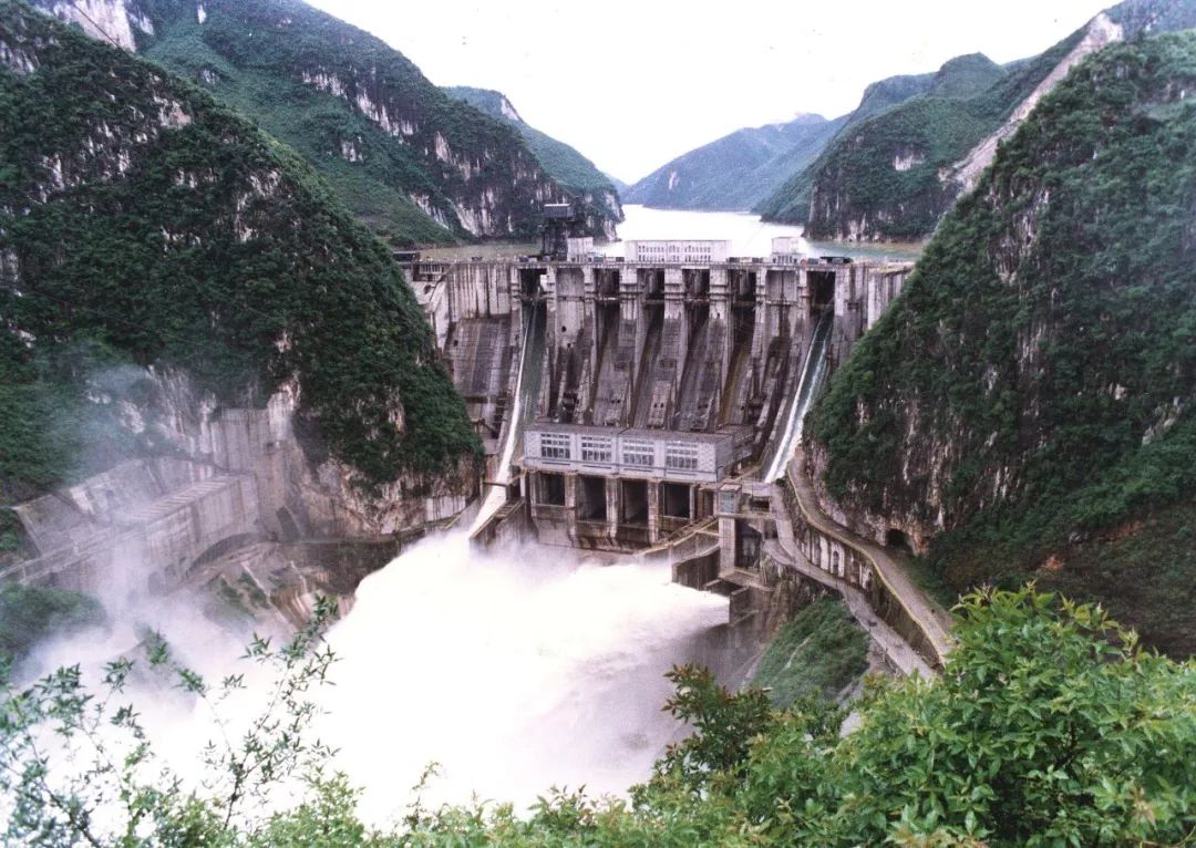 周末陪家人游大自然,周末陪家人到郊外游玩