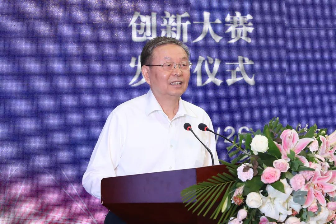 钟楼举办中国信息产业商会服务外包峰会全国首届信息系统国际兼容创新大赛发布