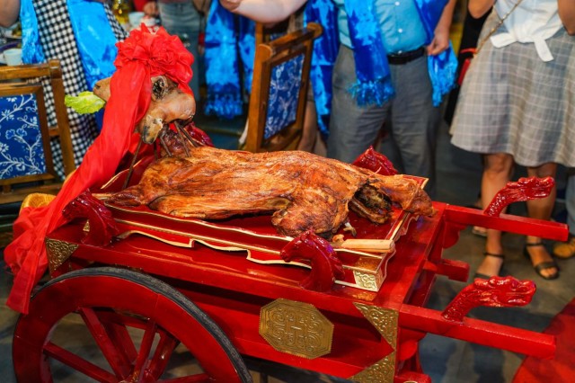 百位网红齐聚草原一岁羊开业庆典享蒙古之夜品全羊晚宴