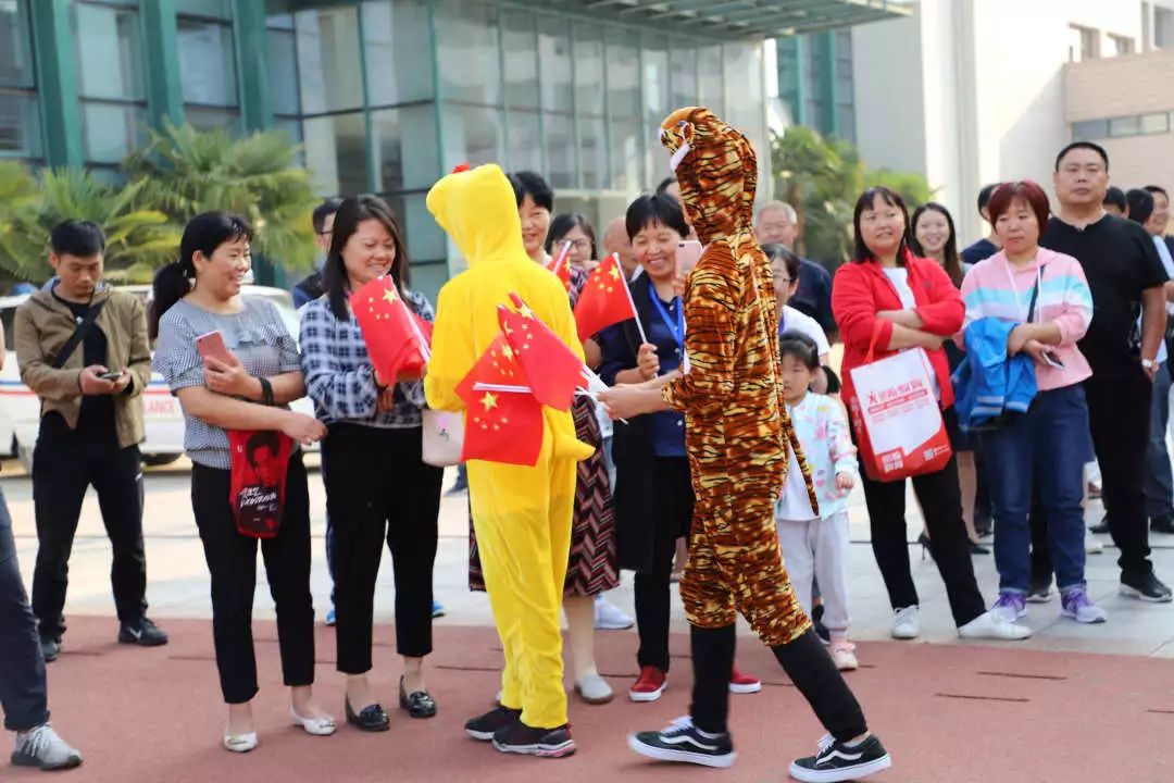 “爱国心•民族情•青春力”献礼祖国70华诞，郑州中学秋季田径运动会璀璨开幕！