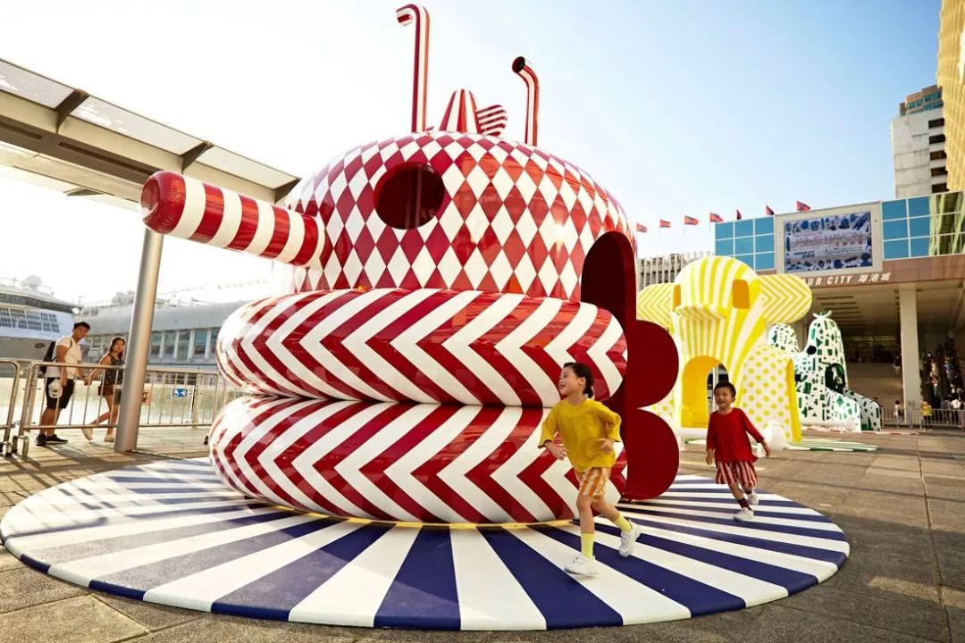 他设计了一款沙发，让你在今天快乐摸鱼