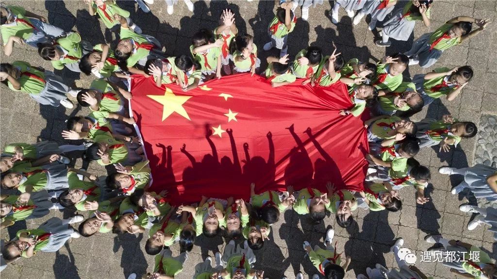 五星红旗同框感受,跟五星红旗合影感想