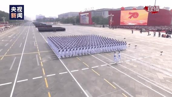 主持人累到吸氧，7万只鸽子是借的……阅兵幕后同样让人特别激动